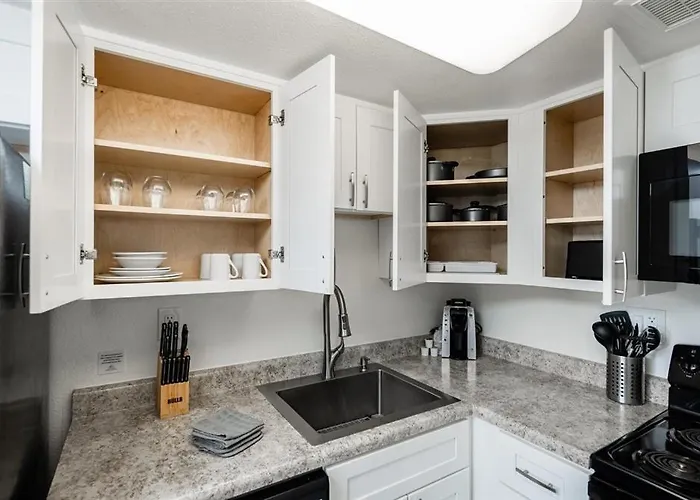 204 Fully Furnished 1br Suite-prime Location *